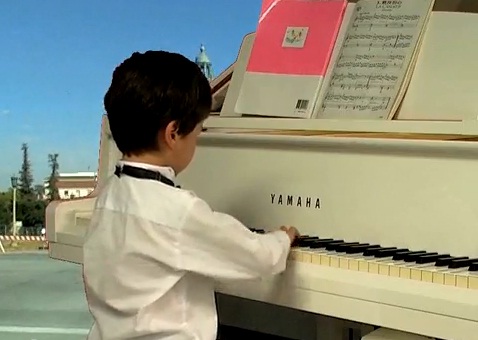 Bé 3 tuổi chơi piano cực siêu